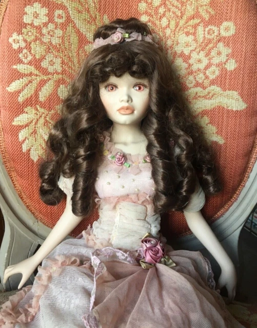 Très belle poupée en porcelaine Mundia