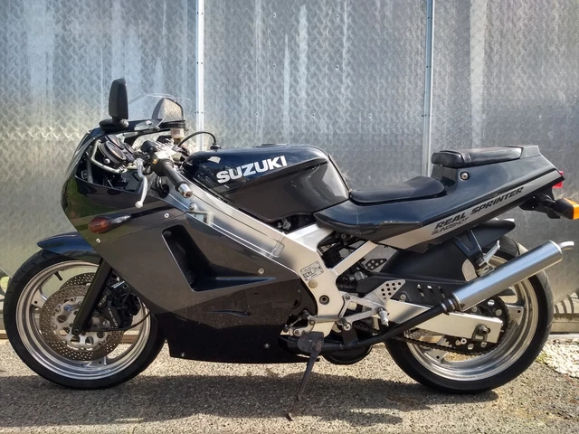 Suzuki RGV 250 2 stroke motorcycle road race bike Aprilia RS Honda NSR Yamaha