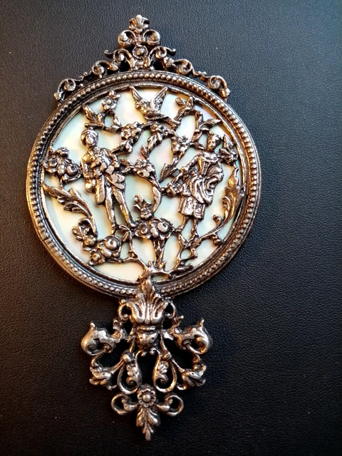 ancien miroir face à main en métal argenté, décor scène galante,miroir biseauté