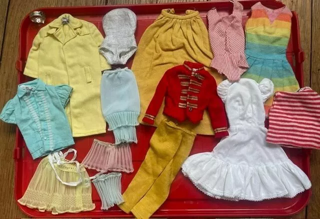 Lot de vêtements pour Barbie des années 60 de la marque Mattel