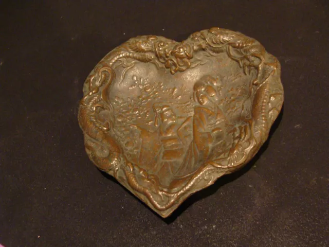 Cendrier geisha aux dragons en bronze 19ème en forme de cœur