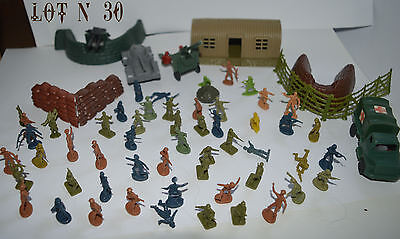 Lot N° 30 - 60 Pièces Soldats Miniatures Haut 25 Mm Et Bâtiments  Et Divers
