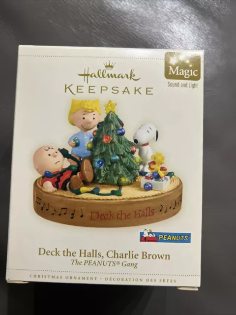 2006 HALLMARK PEANUTS Christmas Ornament “Deck the Halls, Charlie Brown”