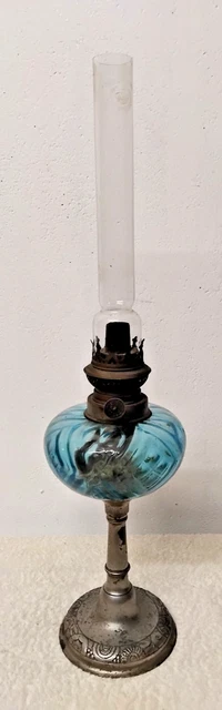 Lampe à Pétrole Ancienne – Cuve Verre Bleu Tulipe, Piétement Laiton 12″