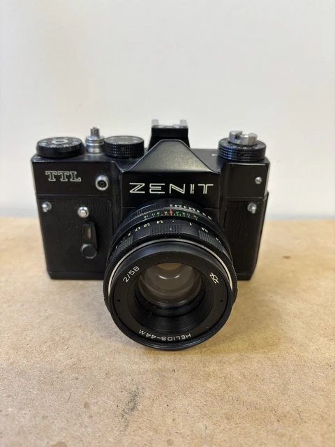 Appareil photo reflex Zenit TTL 35 mm : mètre de travail
