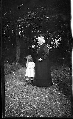 Portrait petite fille et dame âgée  - négatif photo ancien circa 1910