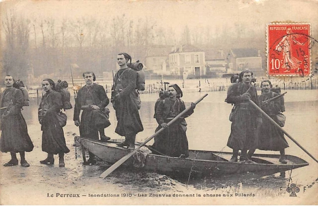 94 - LE PERREUX - SAN56074 - Inondations 1910 - Les Zouaves donnant la chasse a