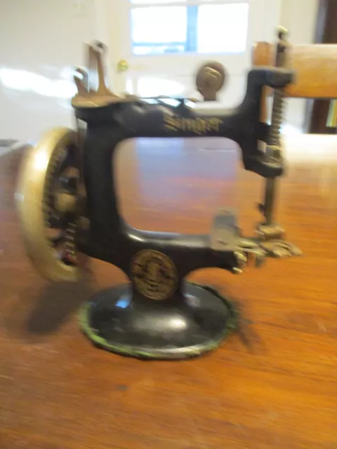 Antique The Singer Sewing Machine Co. 1900's Childs hand crank toy sew machine