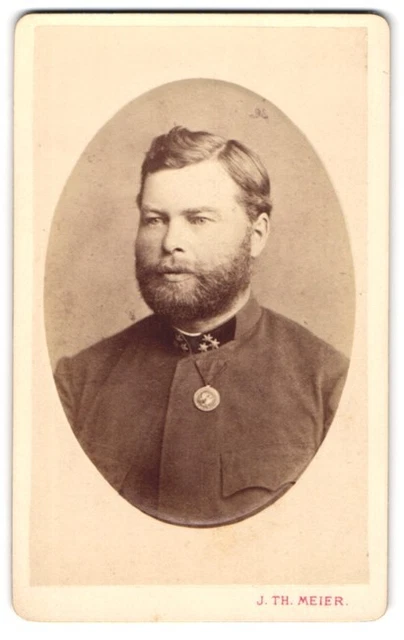 Fotografie J. Th. Meier, Eger, K. K. Soldat in Uniform mit drei Sternen und Ord