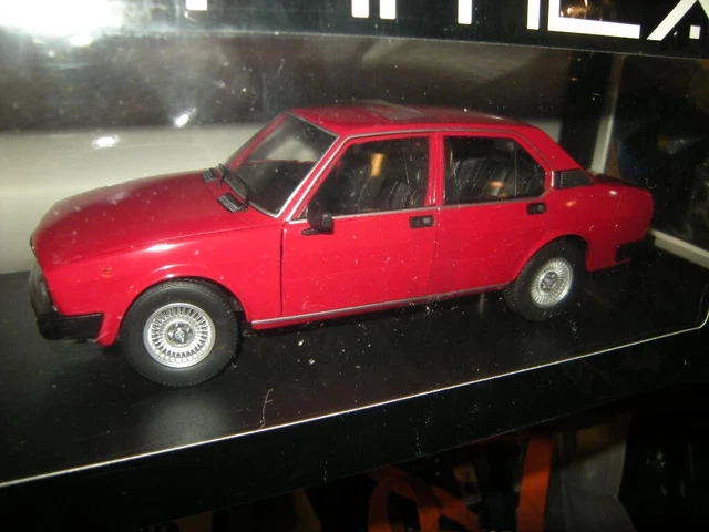 Modèle Réduit 1:18 Alfa Romeo Alfetta Berline 2000L Rouge 1978 Par Mitica