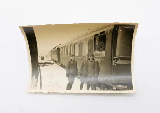 Foto - Soldat - Uniform - Schiffchen - Eisenbahn - Zug - Waggon - 2. Weltkrieg