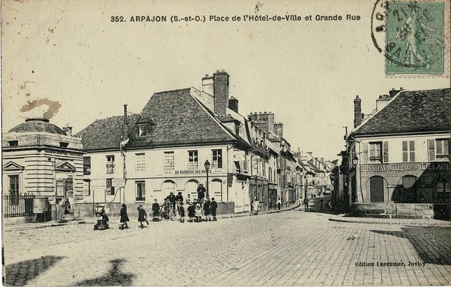CPA - Arpajon - Place de L 'Hôtel de Ville et Grande Rue