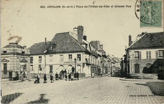 CPA - Arpajon - Place de L'Hôtel de Ville et Grande Rue