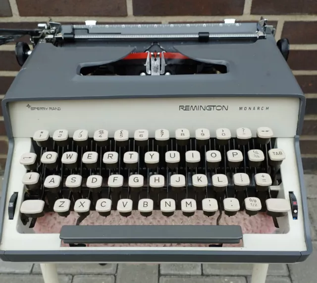 Remington "Monarch"  Reiseschreibmaschine im Koffer, um 1960, deutsche Tastatur 2