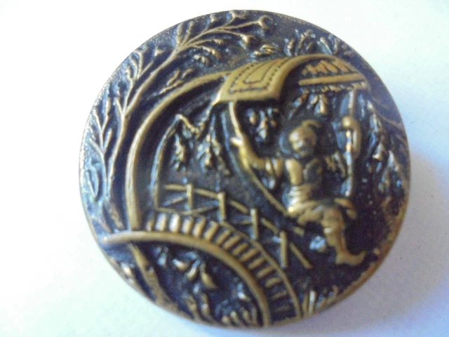 bouton  tres  ancien en metal doré chinoise se balancant 3cm