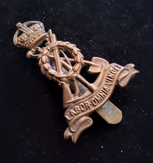 WW2 era Labour / Pioneer Corps Brass Cap Badge British Military Regiment 2