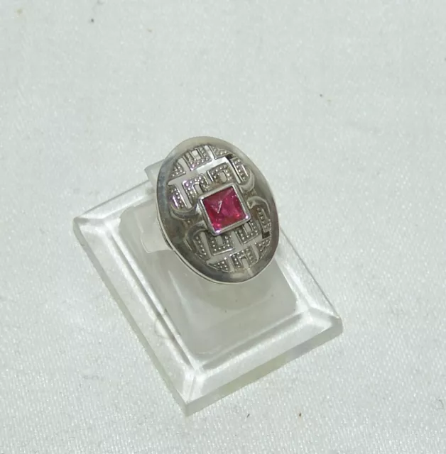 Ein sehr hübscher Ring Art Deco Silber und rubinfarbener Stein