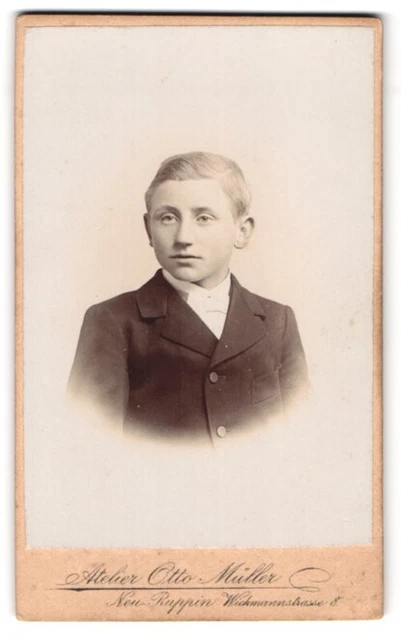 Fotografie Atelier Otto Müller, Neuruppin, Wichmannstraße 8, Bub im Anzug