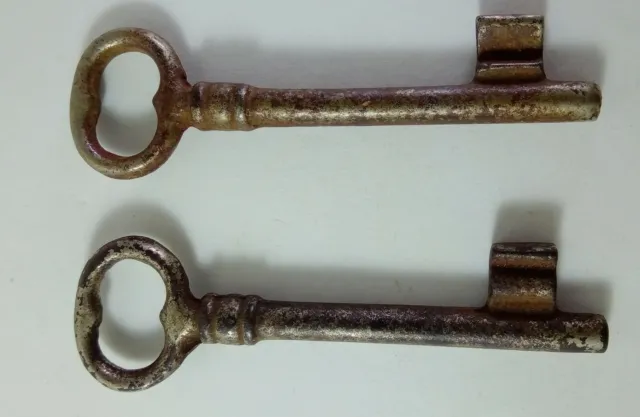 Lot Of 2 Antique Vintage Iron Door Key Rustic Home Decor Steampunk Skeleton Key 2