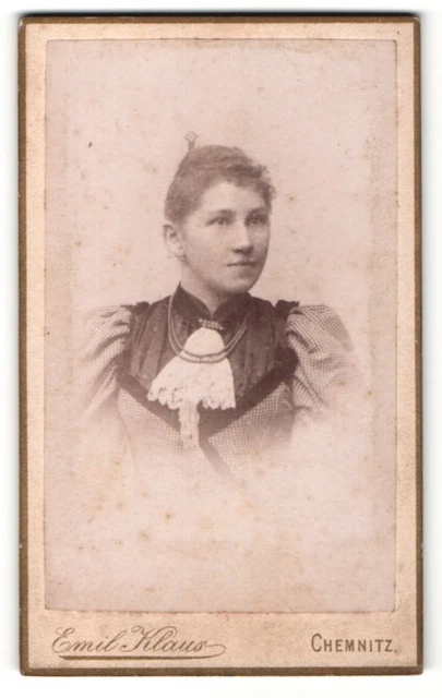 Fotografie Emil Klaus, Chemnitz, Portrait junge Dame im karierten Kleid mit Hal