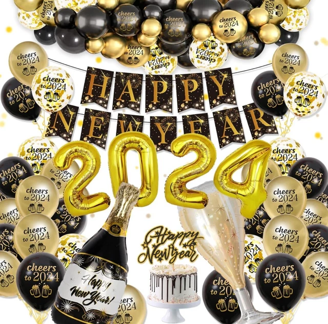 Ballons De Nouvel An En Feuille D'or 2024. Chiffre Du Nouvel An