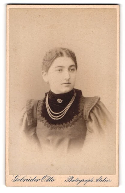 Fotografie Gebrüder Otto, Oranienburg, Portrait Fräulein mit zusammengebundenem