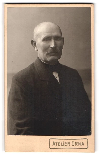 Fotografie Atelier Erna, Düsseldorf, Nordstr. 79, Älterer Herr im Anzug mit Sch