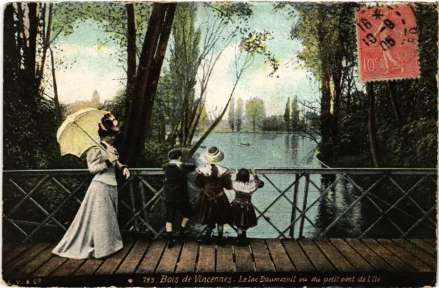CPA Bois de VINCENNES - Le Lac Daumesnil seen from the small bridge of the island (519491)
