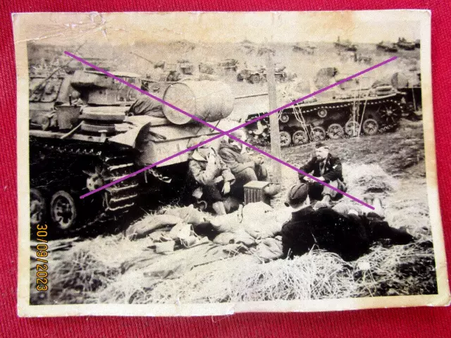 Foto  Panzerfahrer machen Rast  2.WK