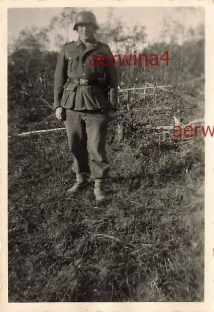 Deutscher Soldat Stahlhelm nach dem Kampftage bei  Reschew Russland Ostfront