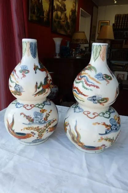 Paire de vases  Doucai en grés porcelaineux forme coloquinte Chine