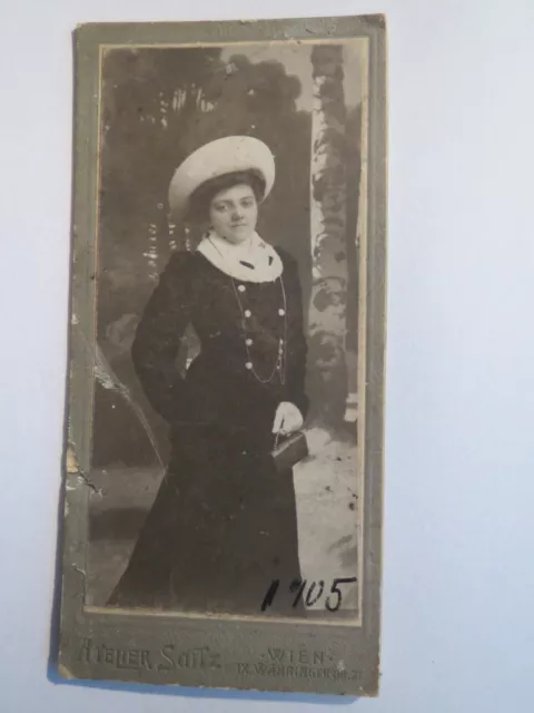 Wien - 1905 - stehende Frau im Kleid mit Hut und Handtasche - Portrait / CDV