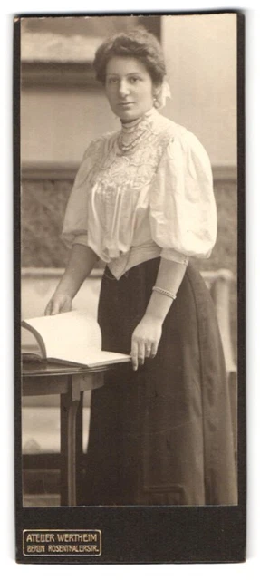 Fotografie Atelier Wertheim, Berlin, Rosenthalerstraße, Portrait Dame in weißer
