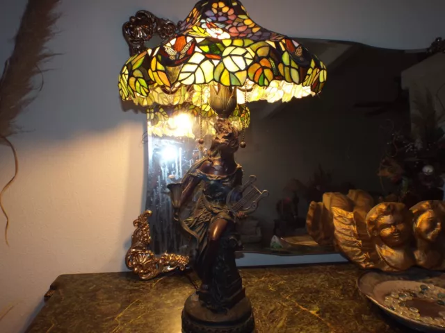 GORGEOUS TIFFANY STYLE reproduction Stained Glass table lamp
