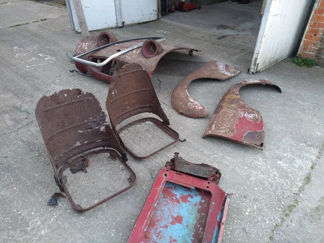 AUSTIN HEALEY FROGEYE Sprite Windscreen frame, seat frames and one door ...