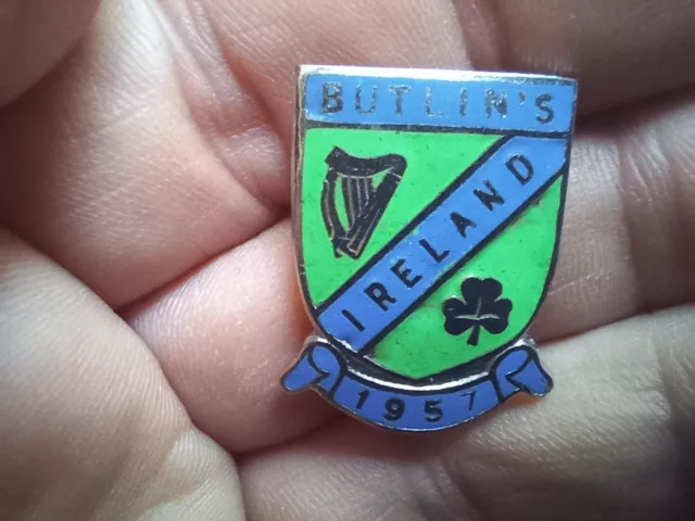 (MO5)  Vintage BUTLINS MOSNEY IRELAND 1957 Enamel Badge