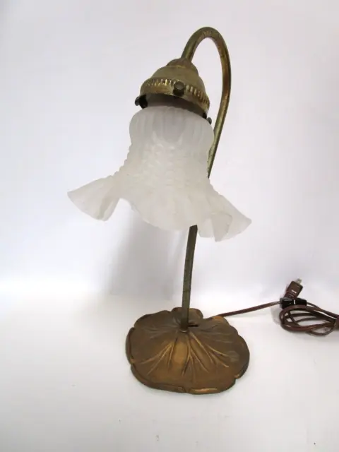 Vintage Tiffany Style Lily Pad Table  Lamp White Art Glass Tulip Shade Works