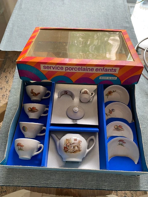 Dinette Ancienne En Porcelaine R.D.A - Théière + 4 Tasses - Jeu D'imitation Vintage