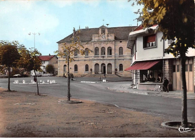 25. n° kri10515 . levier  . la place et la mairie   . n°111. edition combier