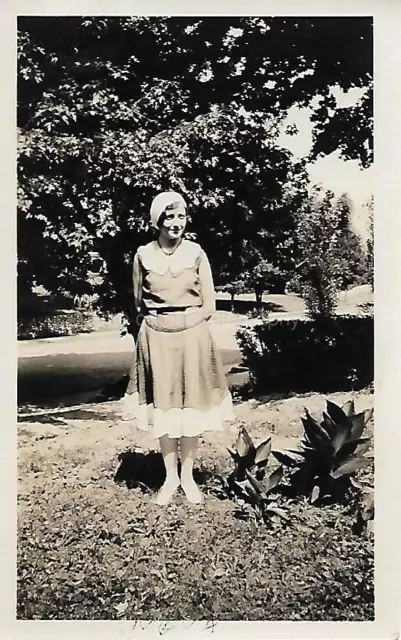 FOUND ANTIQUE PHOTO Original BLACK AND WHITE Portrait Of a Woman 112 24 E