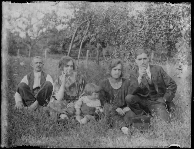 Plaque verre photo ancienne négatif noir et blanc 9x12 cm famille jardin