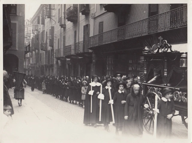 Biella fotografia Corteo funebre VIA ITALIA verso Parrocchia San Cassiano