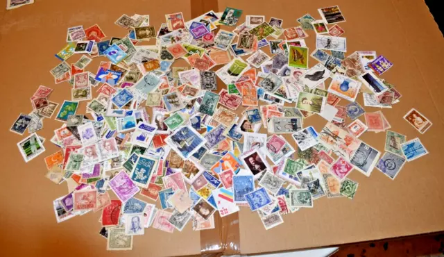 Gros lot plus de 450 timbres d'EUROPE -Oblitérés sur papier ou non  -voir photos