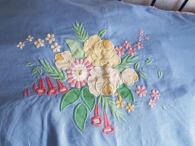 Pretty Vintage Irish Linen Embroidered Flower Bedspread In Lavender Blue Double