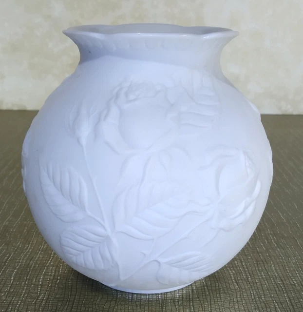 VASE KAISER BISCUIT blanc. Motif roses. Années 196070. Signé M.Frey
