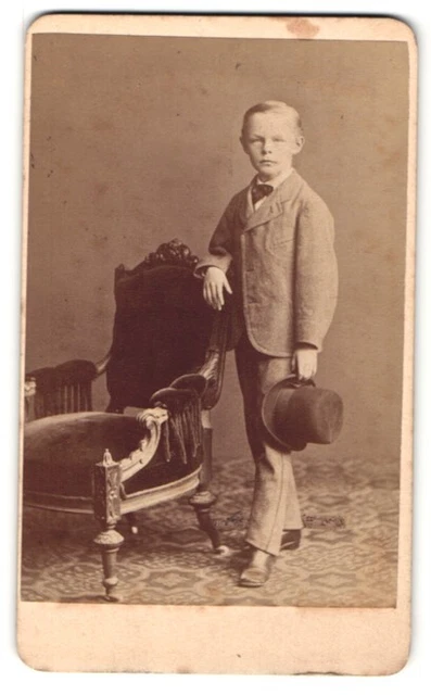 Fotografie Otto Reitmayer, München, Portrait kleiner Junge mit Hut in zeitgenös