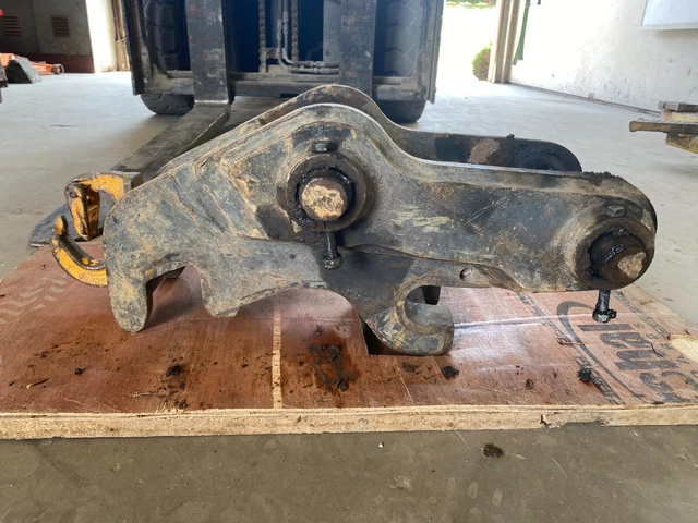 Cat 305 Excavator Bucket Manual Quick Coupler / Pin Grabber