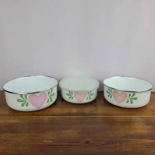 White Enamel Nesting Mixing Bowls Set of 3 Red Heart Green Accent VINTAGE