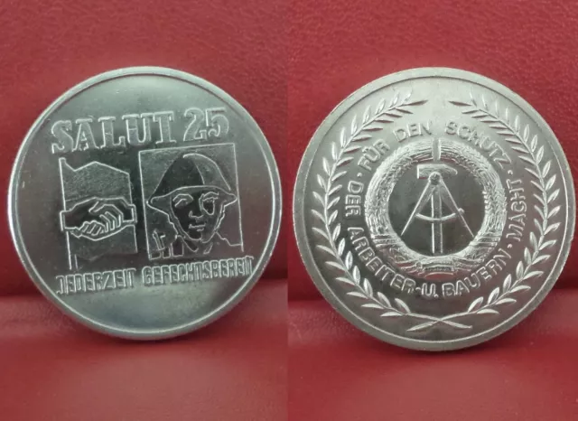 DDR NVA Medaille JEDERZEIT GEFECHTSBEREIT ( SED Fahne Soldat mit Stahlhelm Mpi )