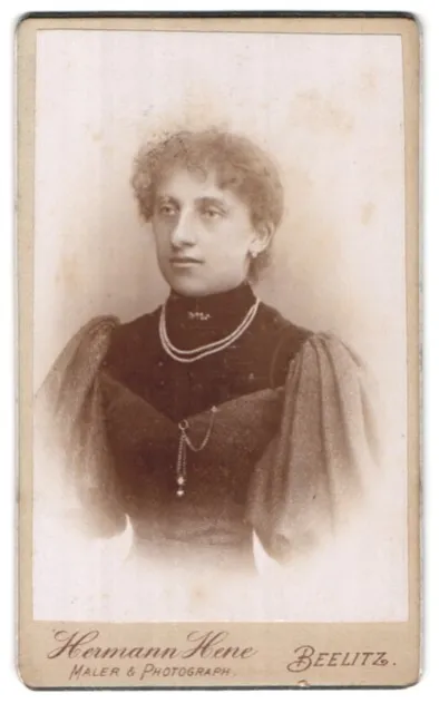 Fotografie Hermann Hene, Beelitz, Portrait junge Dame im Kleid mit Halskette